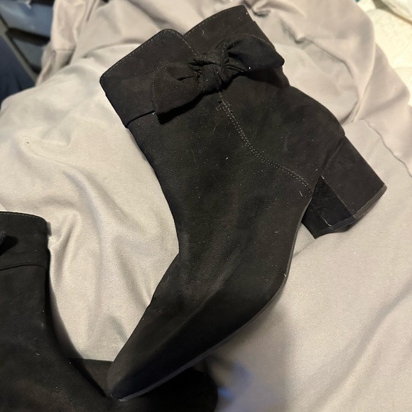 Black suede block heel boots! Size 10W Very comfortable boots. - Picture 3 of 5